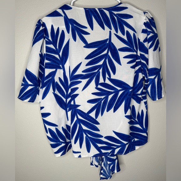 C by one Blue and White Relaxed Tie Front Blouse tropical leaves flowy sz large - Picture 5 of 5